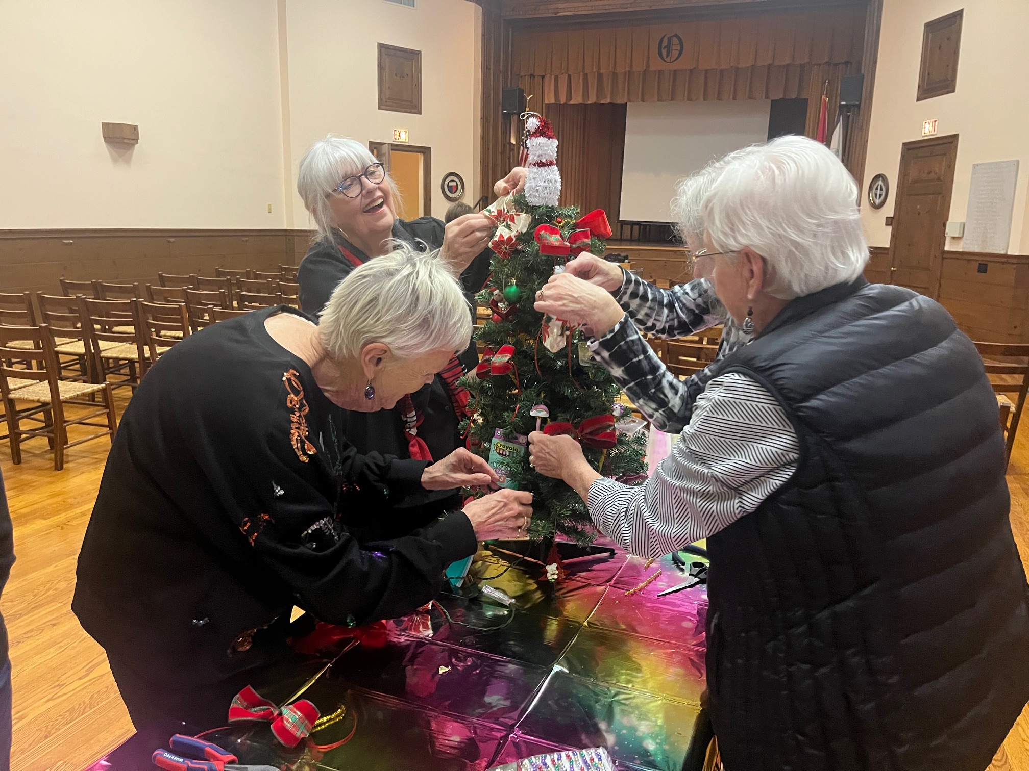 Read more about the article Ossoli Circle members Decorate Tiny Trees for ETCH